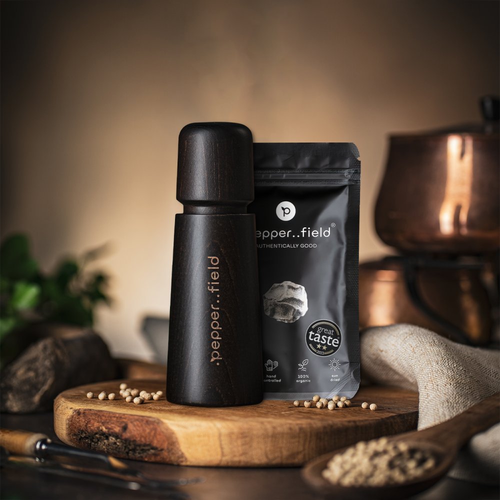 Moulin à poivre scandinave noir (17 cm) + poivre noir (50 g)