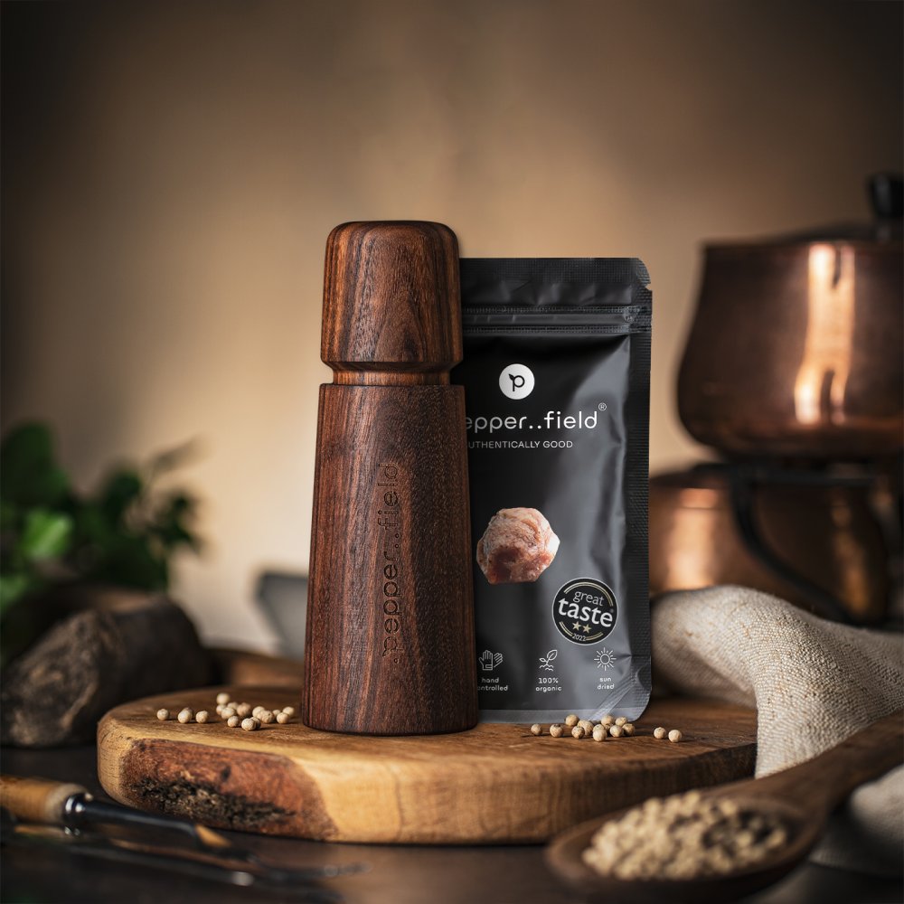 Moulin à poivre scandinave marron (17 cm) + poivre rouge (50 g)