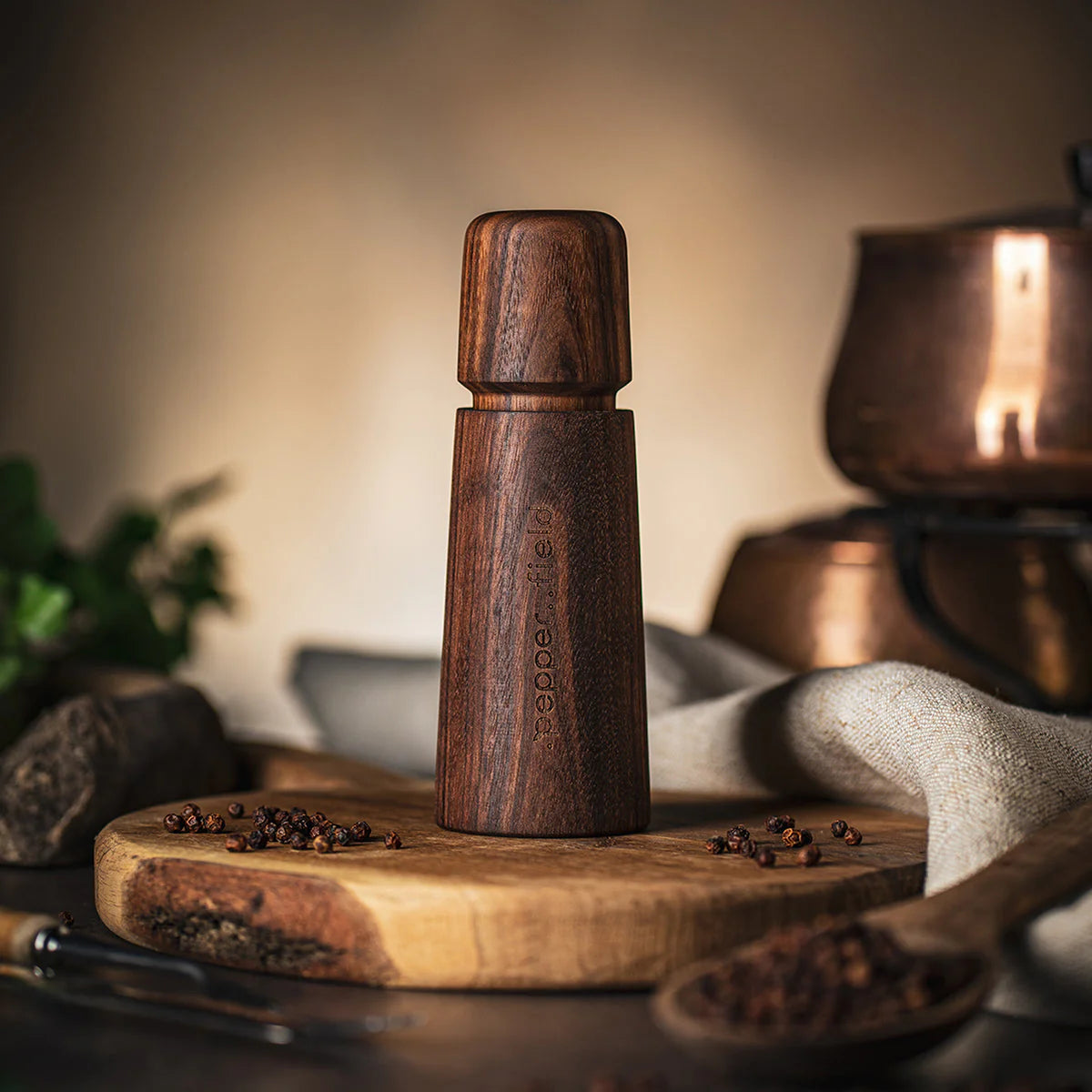 Moulin à poivre scandinave marron (17 cm) + poivre rouge (20 g gratuit)