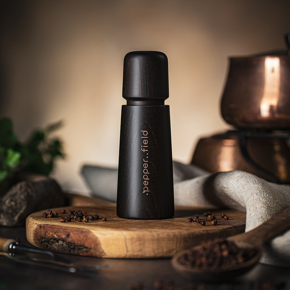 Moulin à poivre scandinave noir (17 cm) + poivre noir (20 g gratuit)