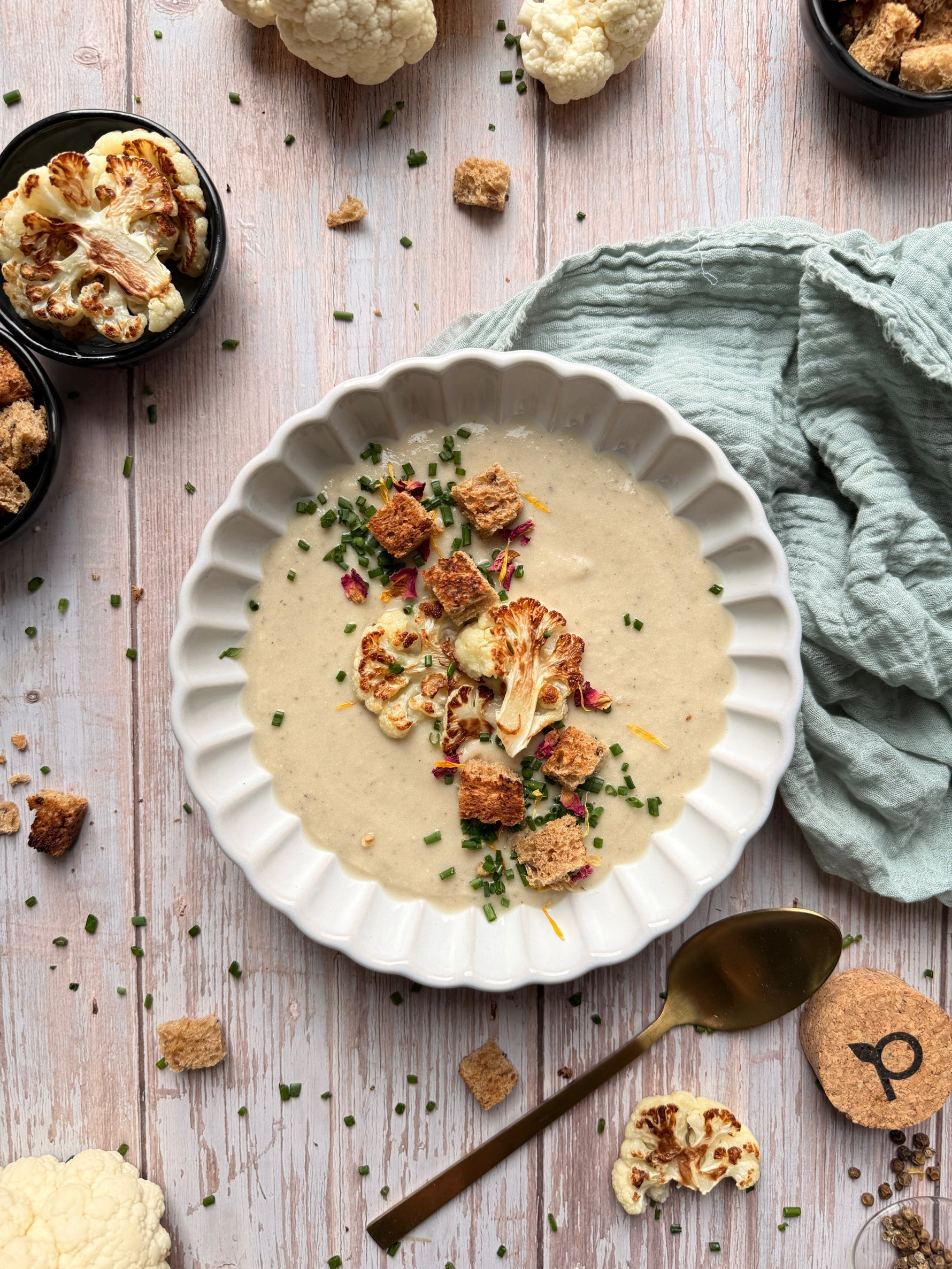 Květáková polévka s červeným lyofilizovaným Kampotským pepřem