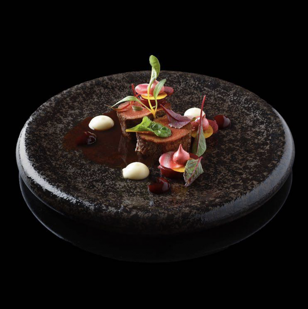 Srna s řepou, pastinákem a jusem s Kampotským lyofilizovaným pepřem a koňakem od Petra Kunce