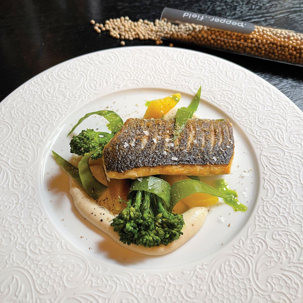 Rybí filet se zeleninou a bílým Kampotským pepřem