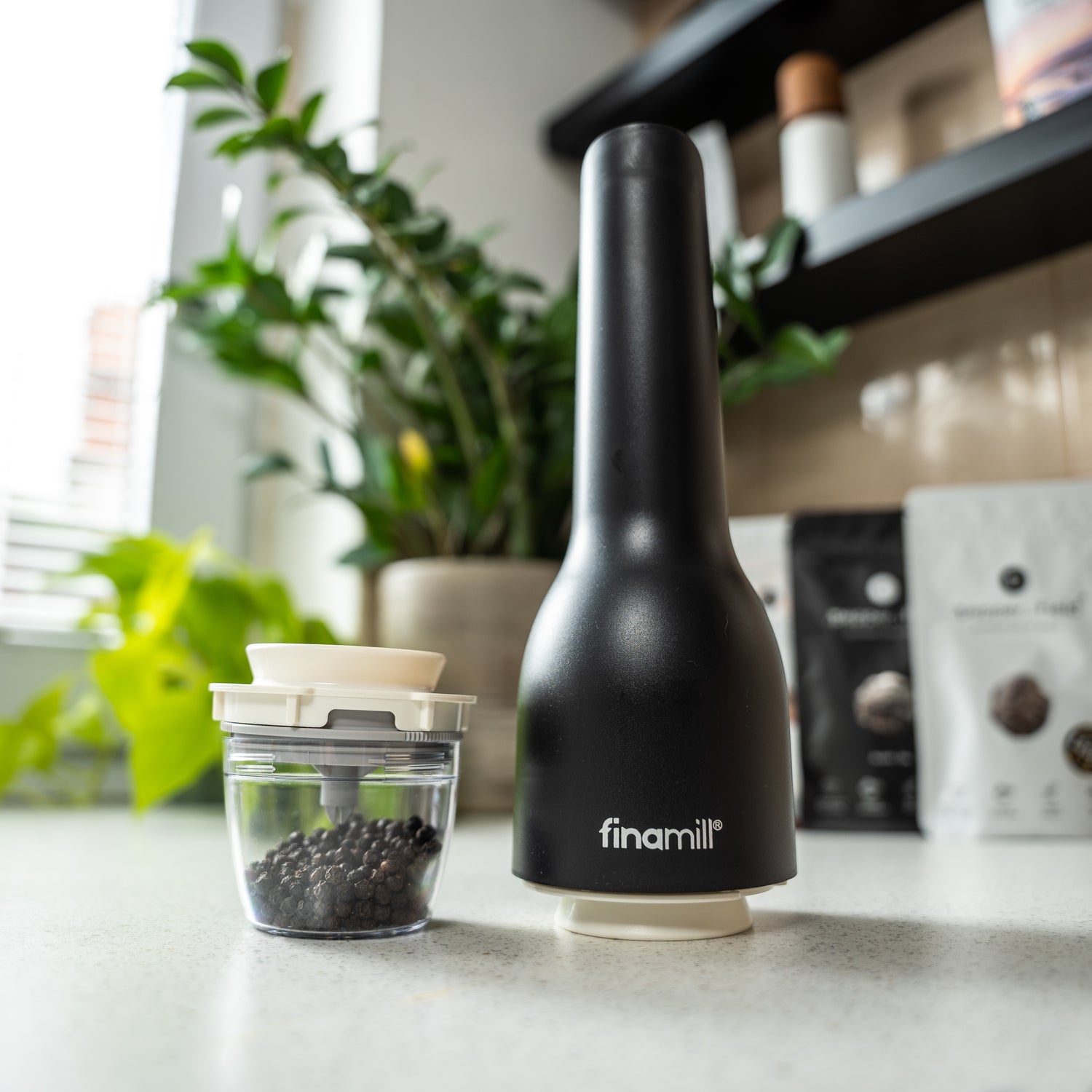 Finamill Black, electric rechargeable Grinder with two ProPlus magazines 