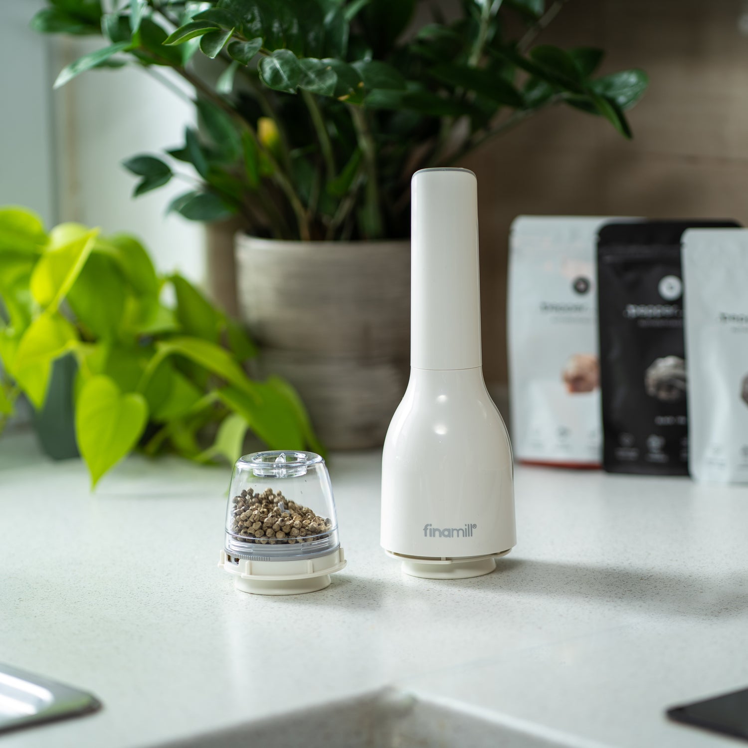 Finamill white, electric rechargeable Grinder with two ProPlus magazines 